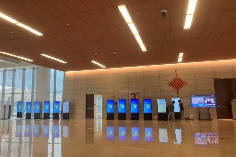 立式4K触摸广告机上市了释放营销潜能，无需重金投入！—— 选择广告机租赁，智赢商业未来